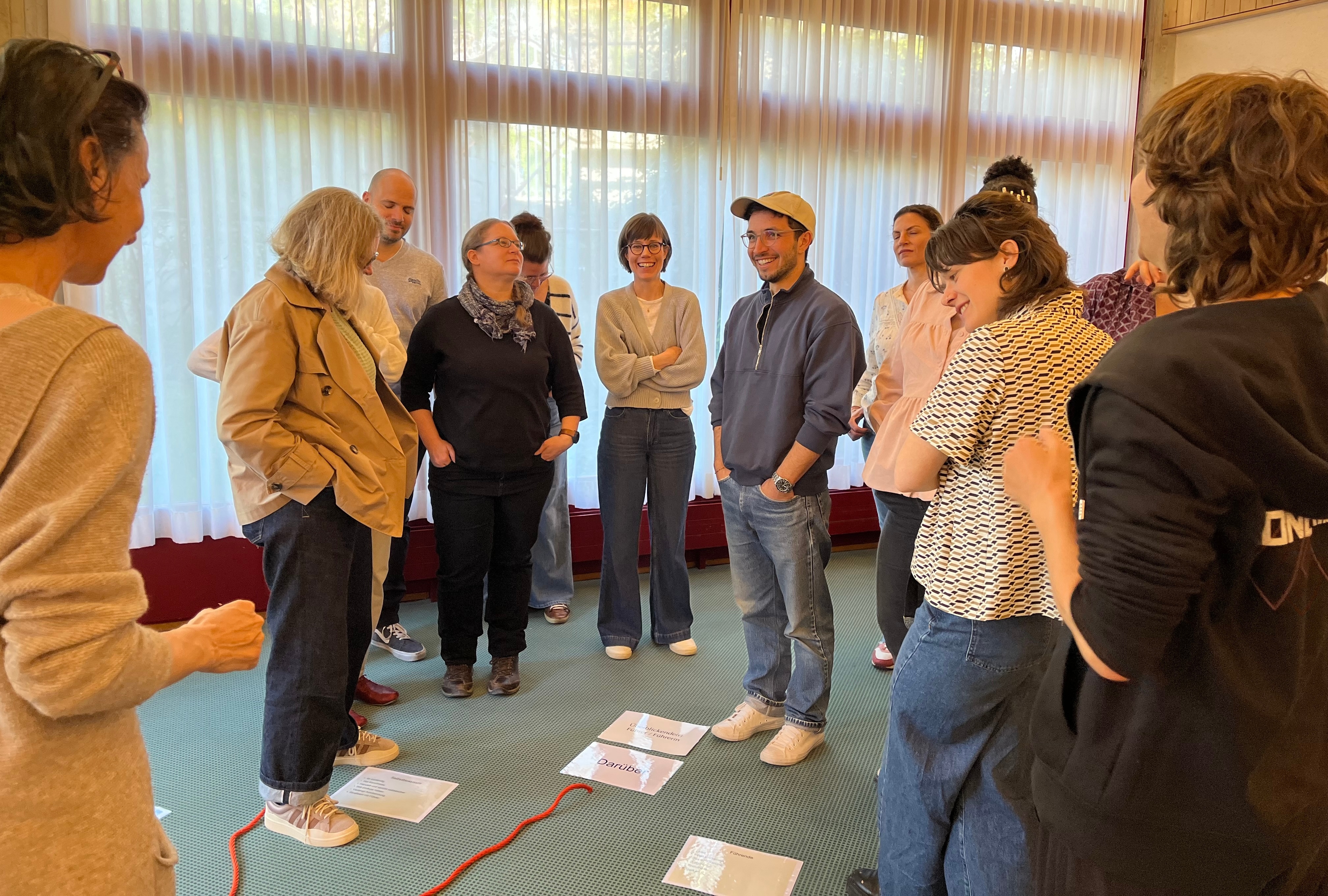 Angehende Coaches und Supervisor:innen bei der Arbeit mit dem Leary-Rad